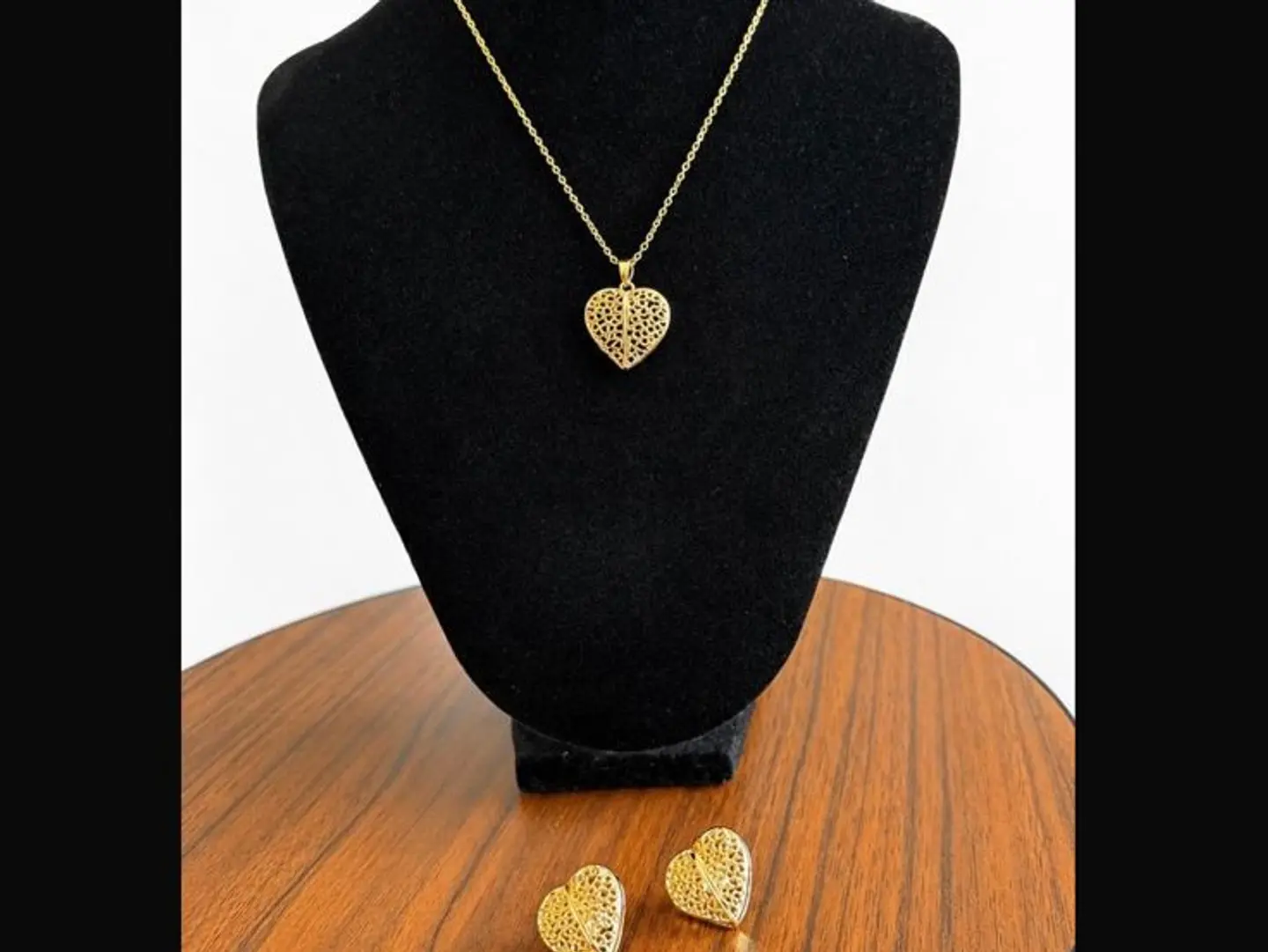 A Luxurious Gold Heart Set Painted With Gol