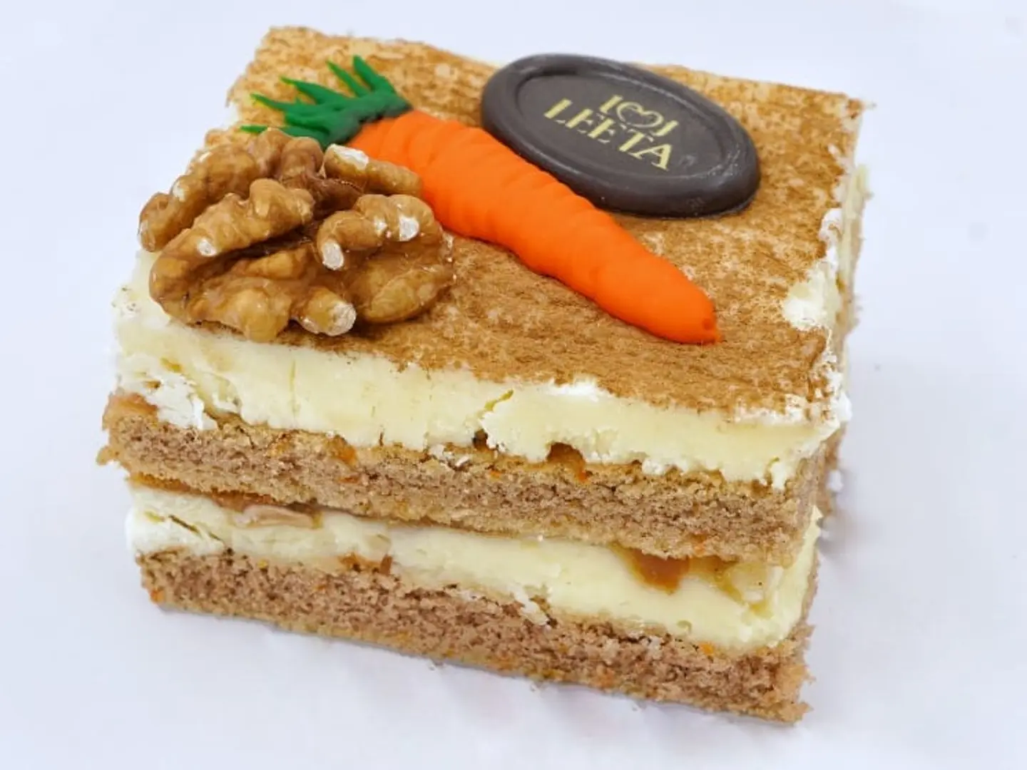 قطع كيك الجزر