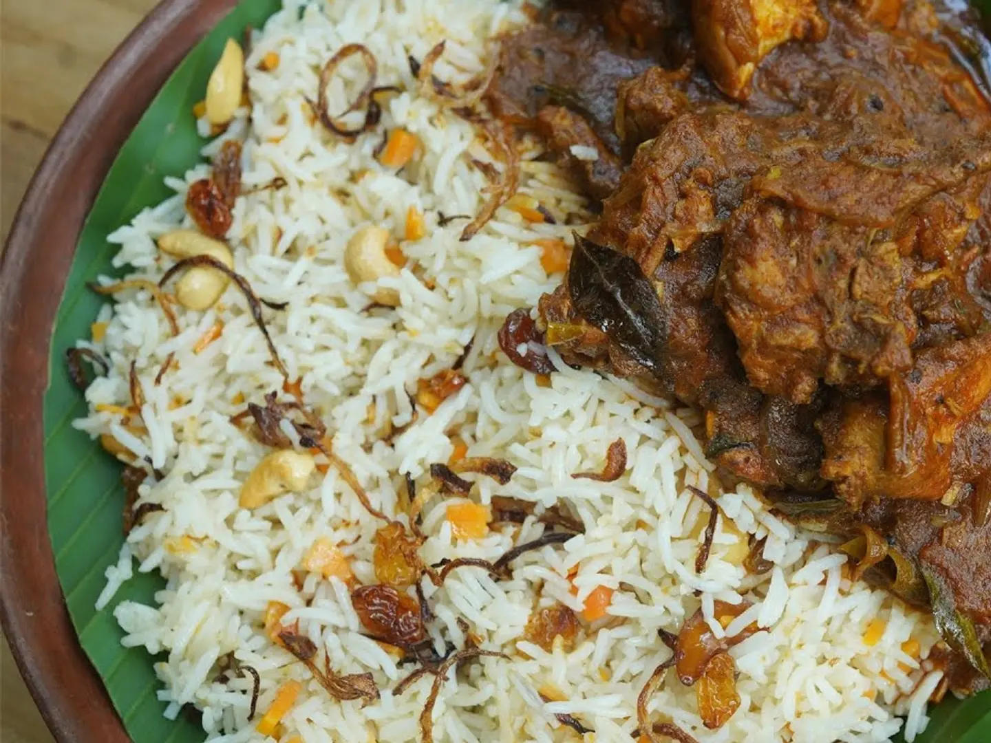 أرز بالزبدة مع اللحم والسمك والروبيان وسرطان البحر، مع العدس والرايتا والمخلل.