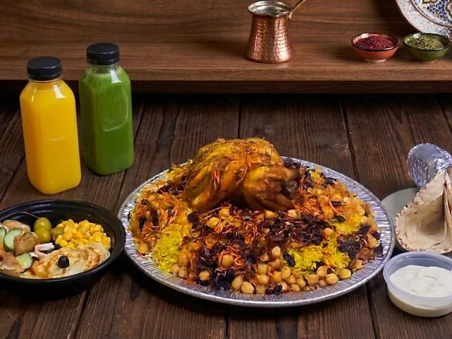 وجبة رمضانية عائلية (كومبو) - أرز كابولي بخاري، دجاج مشوي، مشروب ٢ لتر، طبق سلطة مشكلة، وصلصة ثوم مع خبز