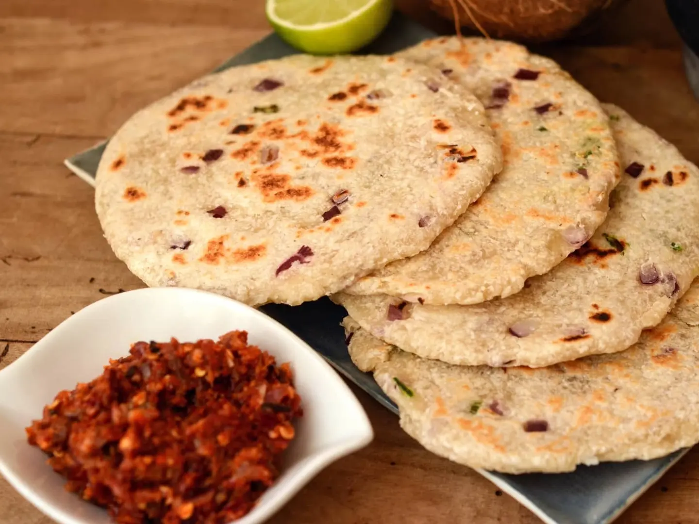 بول (ثينجا) روتي (قطعة واحدة) مع لونو ميريس (بصل وفلفل حار)