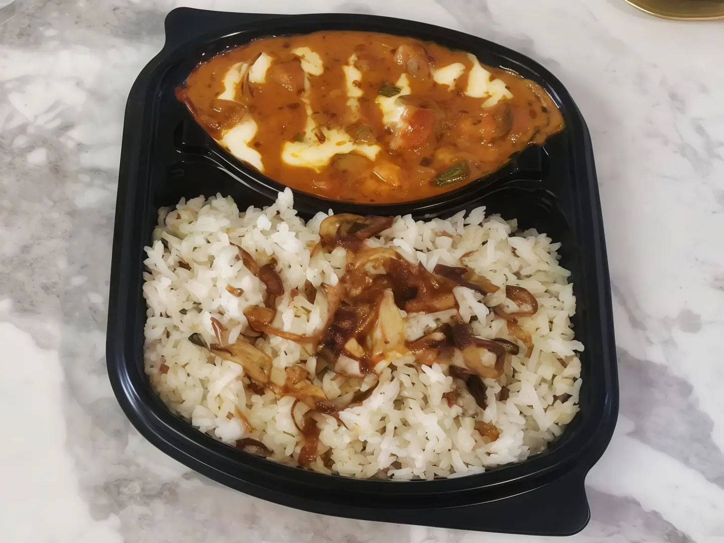 دجاج بالزبدة أو بانير ماسالا مع الأرز والسلطة