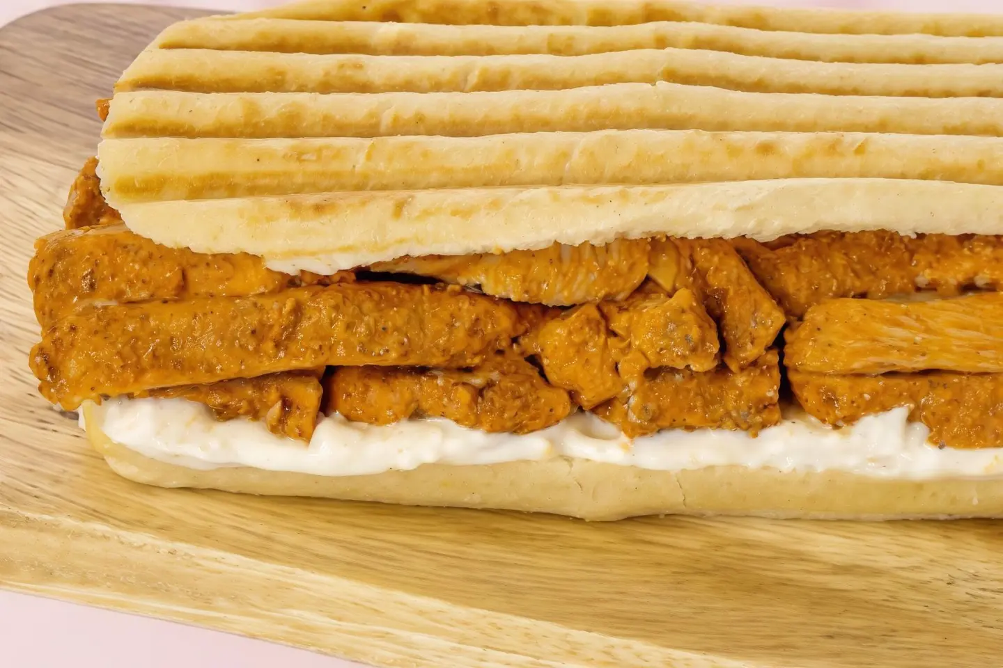 تكا دجاج بالرغيف الفرنسي الأسمر