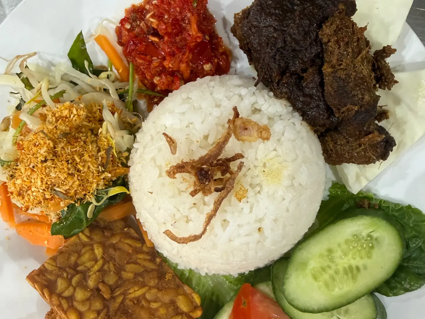 وجبة رندانغ مع الأر