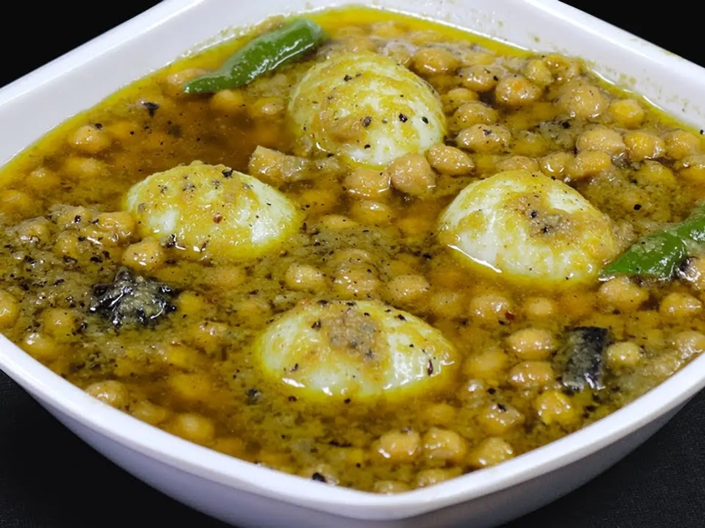 Anday Chanay (Chickpeas Curry With Eggs)