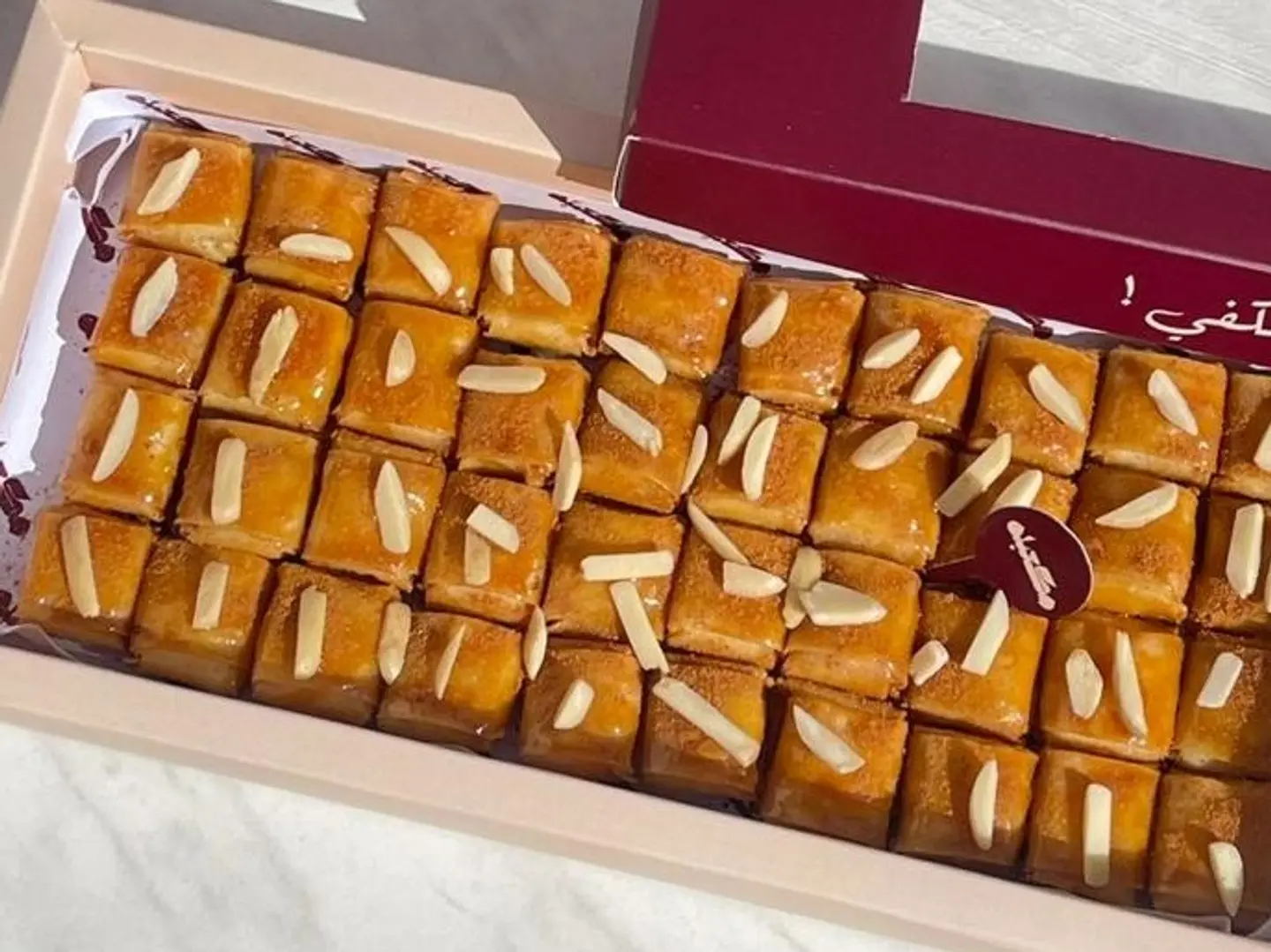 مكعبات الجبن بالقرفة واللوز