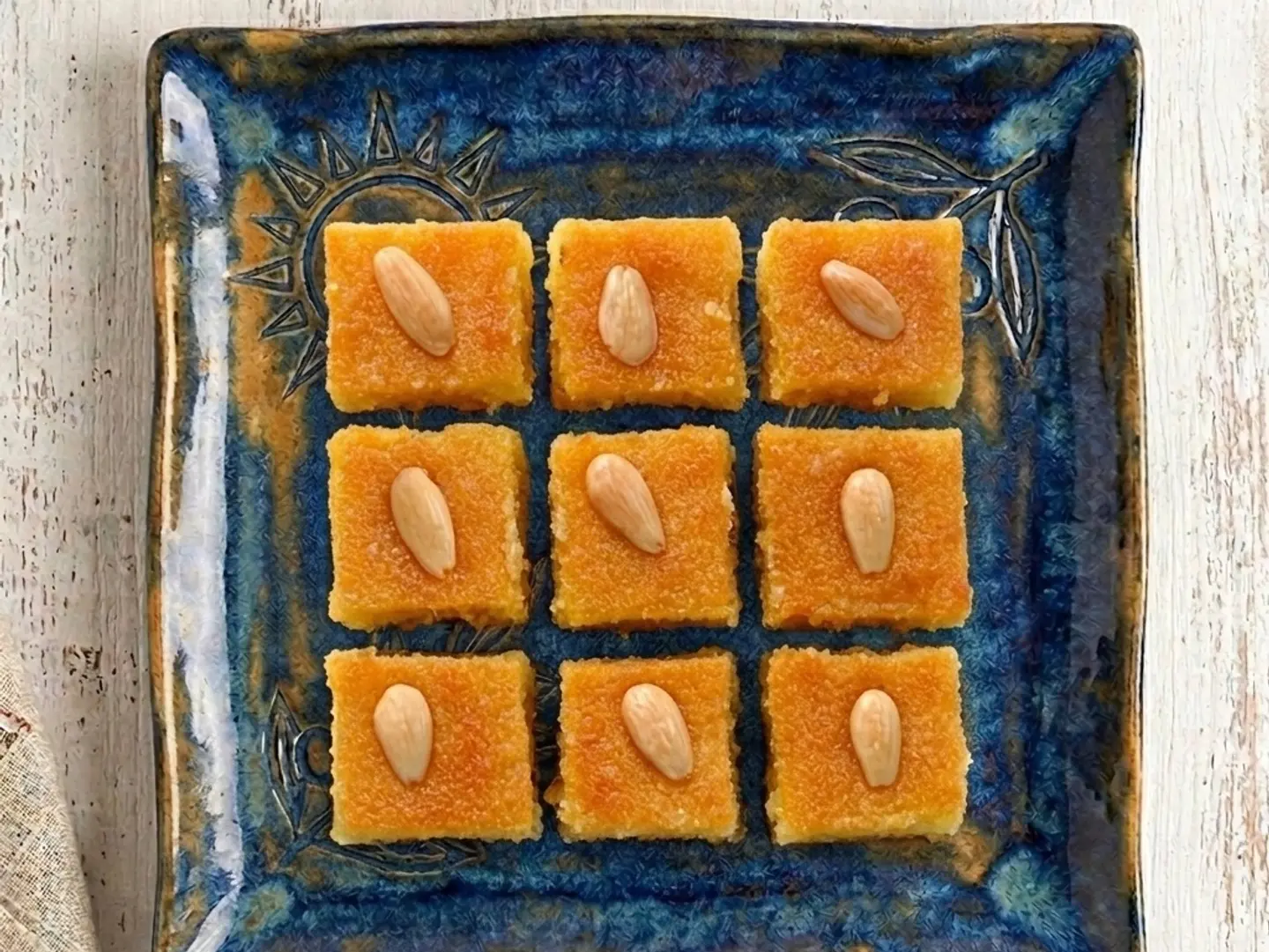 طبق كيلو بسبوسة باللوز