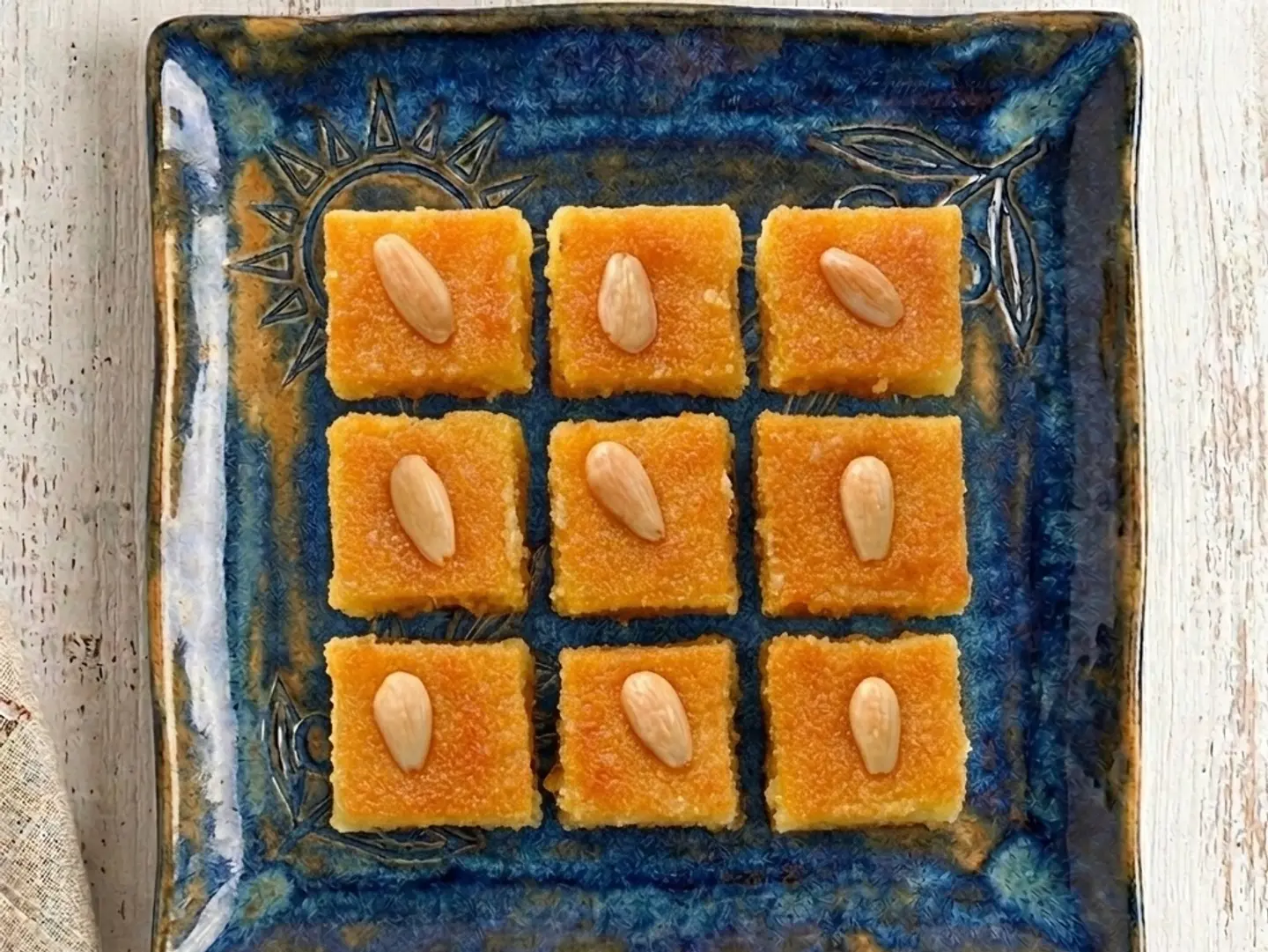 طبق نصف كيلو بسبوسة اللوز