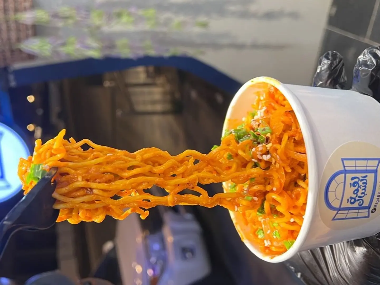 لقمة الشباك اندومي دجاج