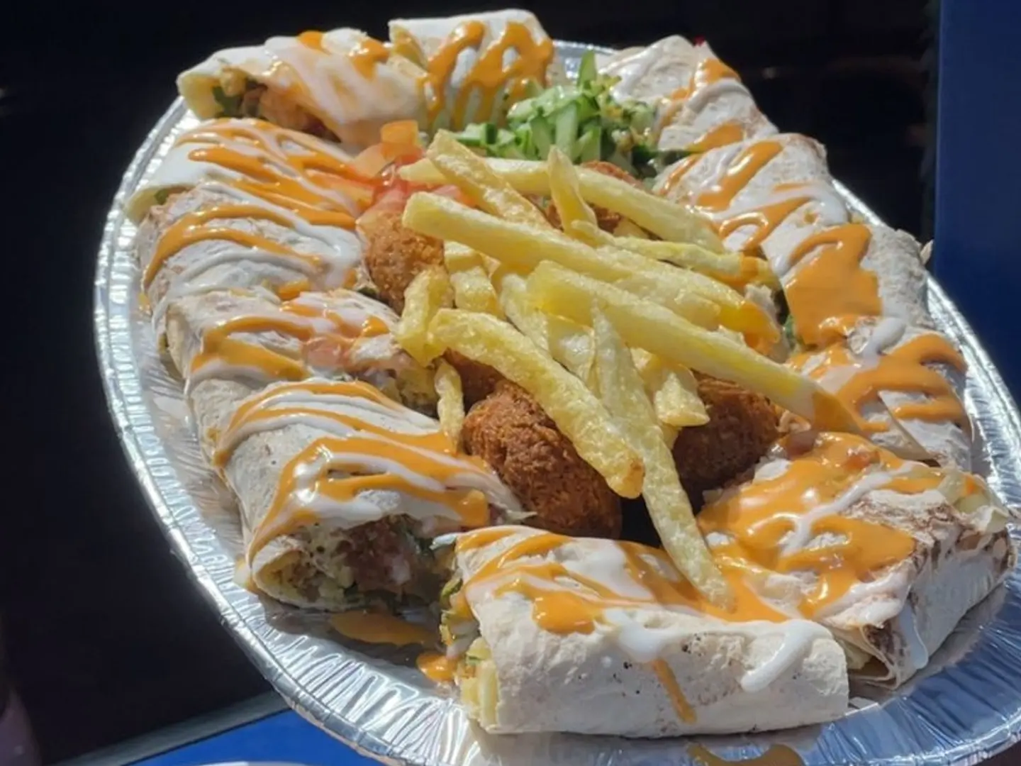 صحن عربي فلافل ودجاج