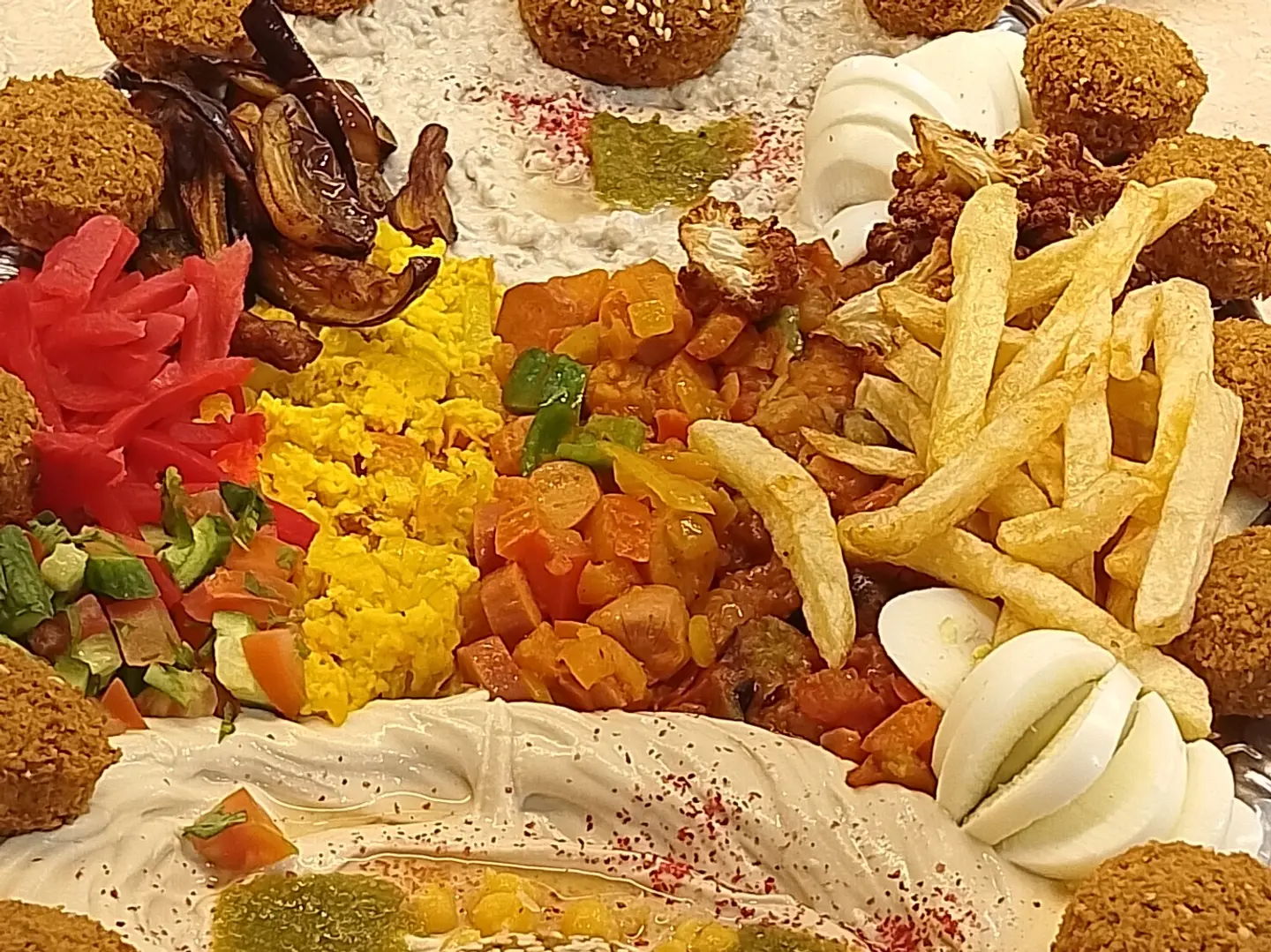 صحن مشكل وسط