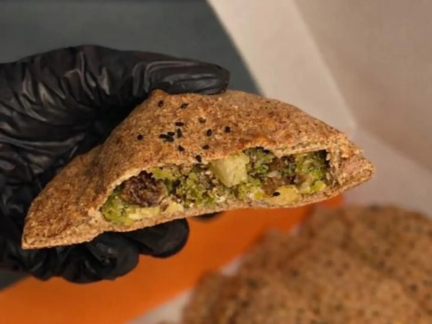 مدور سبانخ لبنة (بعجينة البر الصحية)