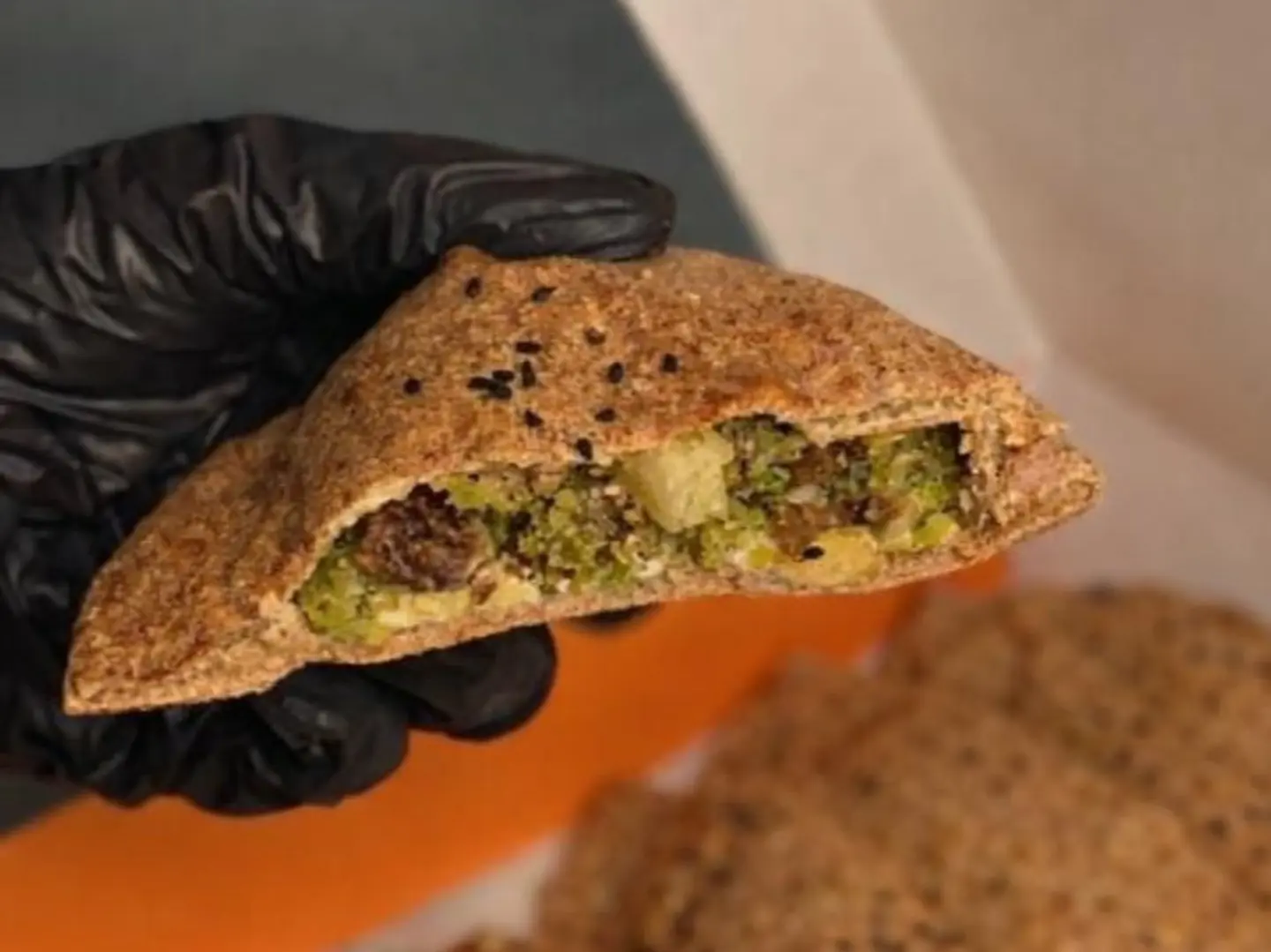 مدور دجاج عدني (بعجينة البر الصحية)