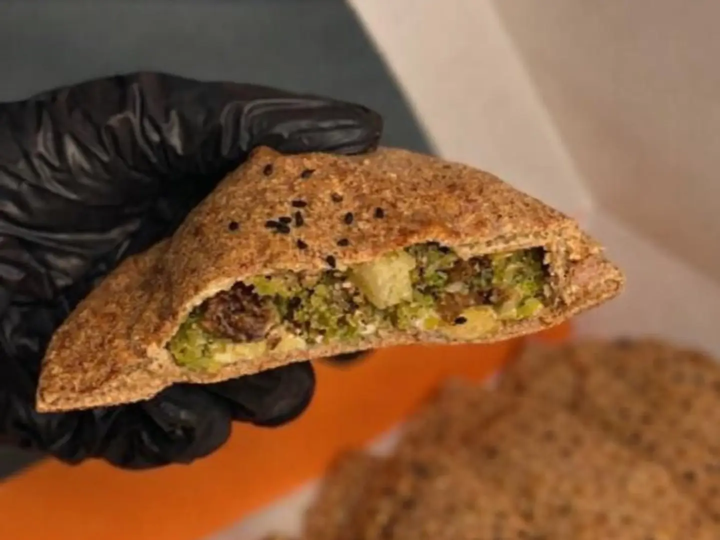 مدور جبنة قشقوان (بعجينة البر الصحية)