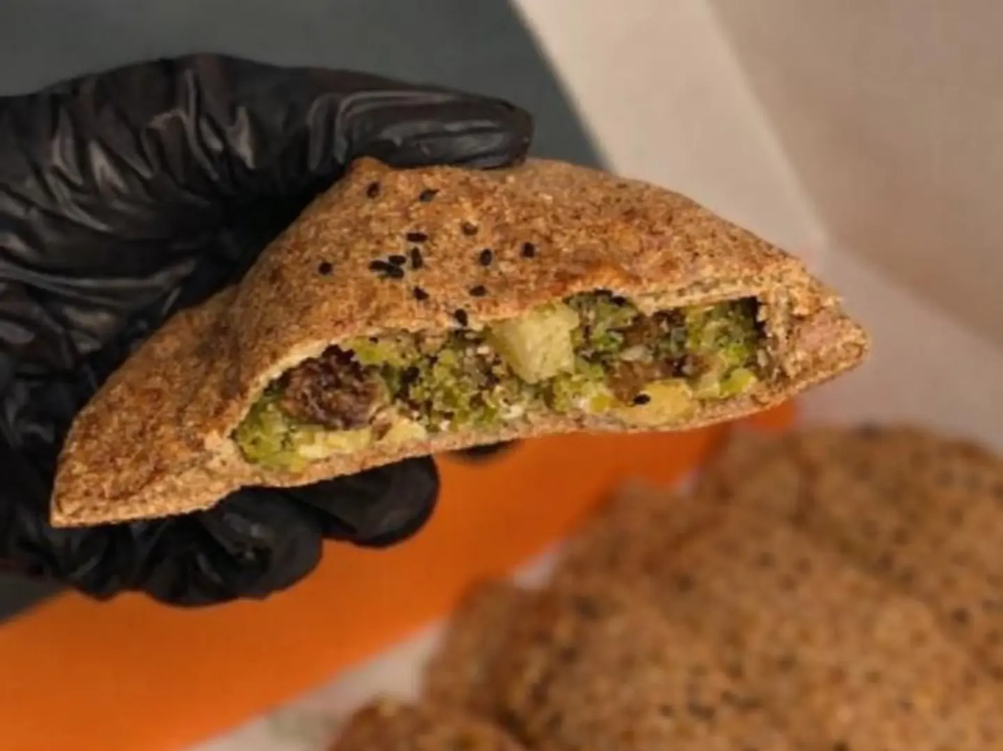 مدور جبن حلوم (بعجينة البر الصحية)