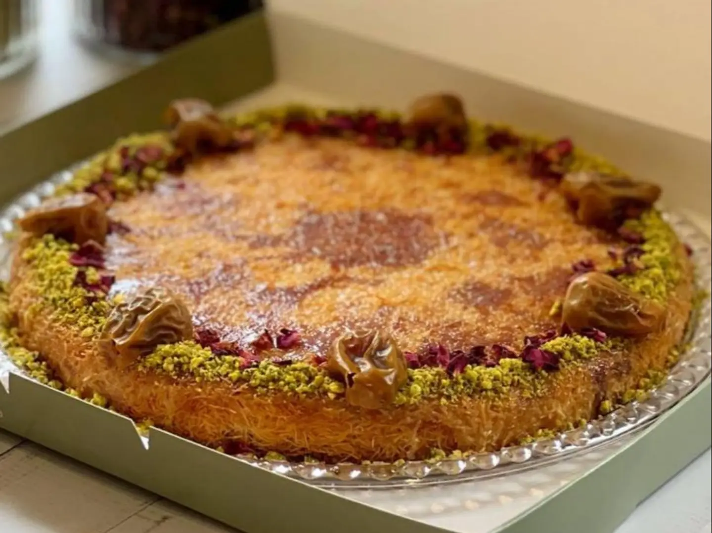 كنافة بالقشطة والتمر واللوز