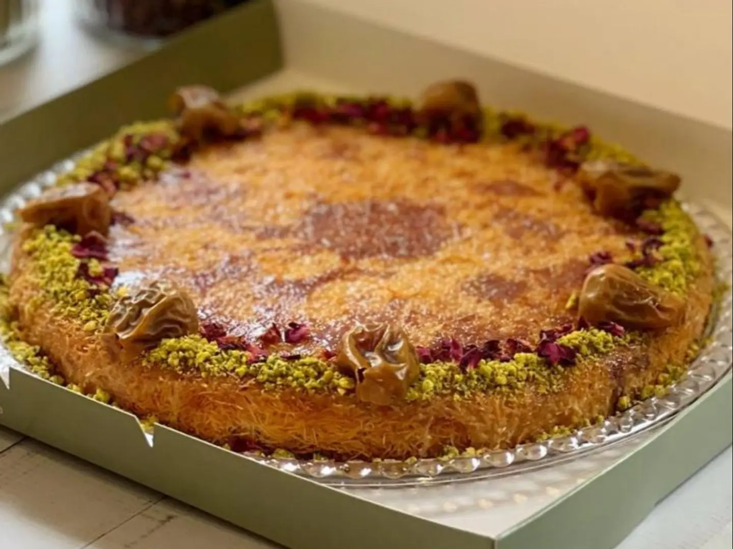 كنافة بالقشطة والتمر واللوز وسط