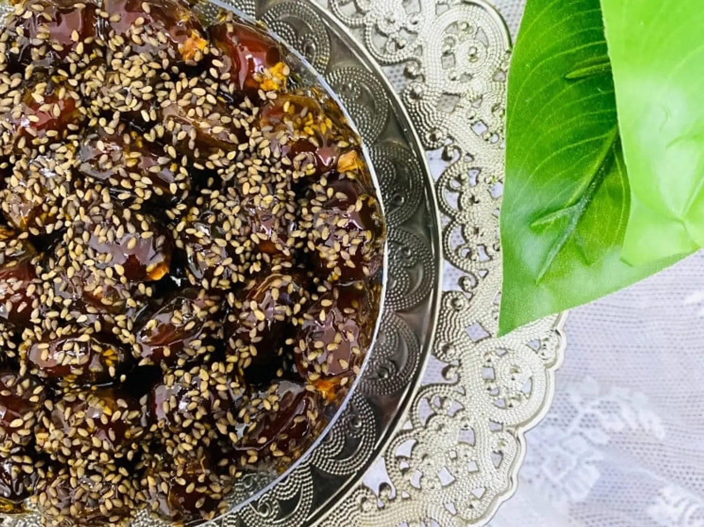 تمر بالسمسم والطحينه