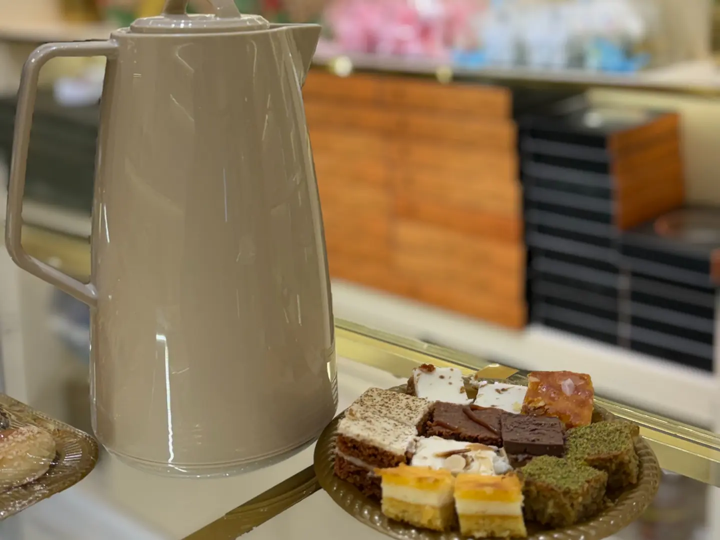 اشترِ دلة القهوة السعودية واحصل على 250 جرامًا من الحلويات الشرقية الطازجة مجانًا