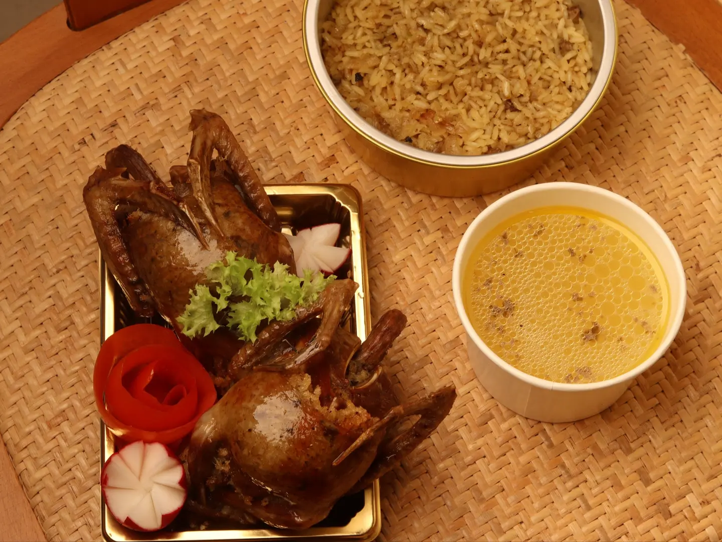 حمام محشي مع أرز وشوربة (1 حبة)