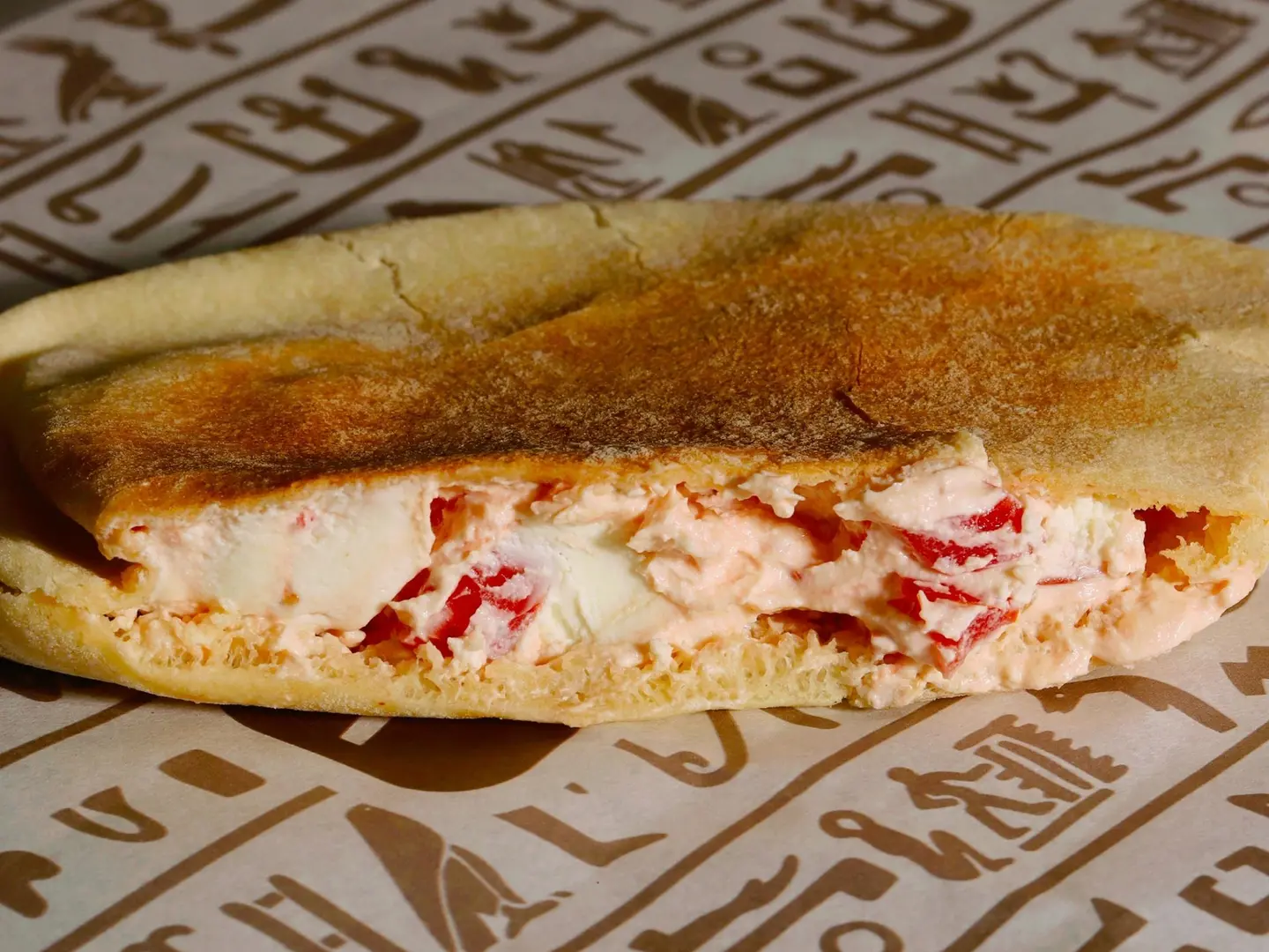 ساندوتش جبنة فيتا بالطماطم