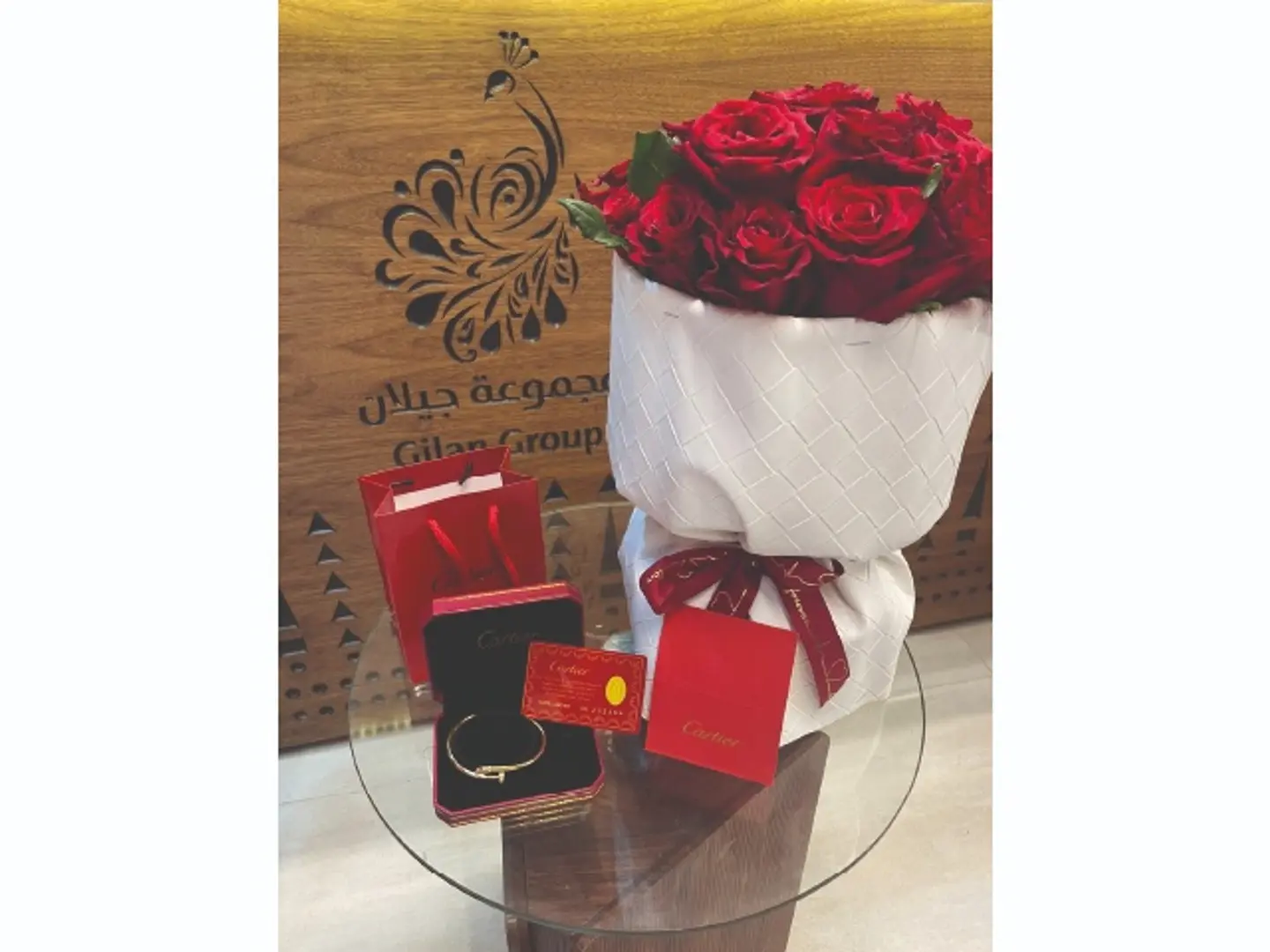 ورد طبيعي مع سوار كارتير