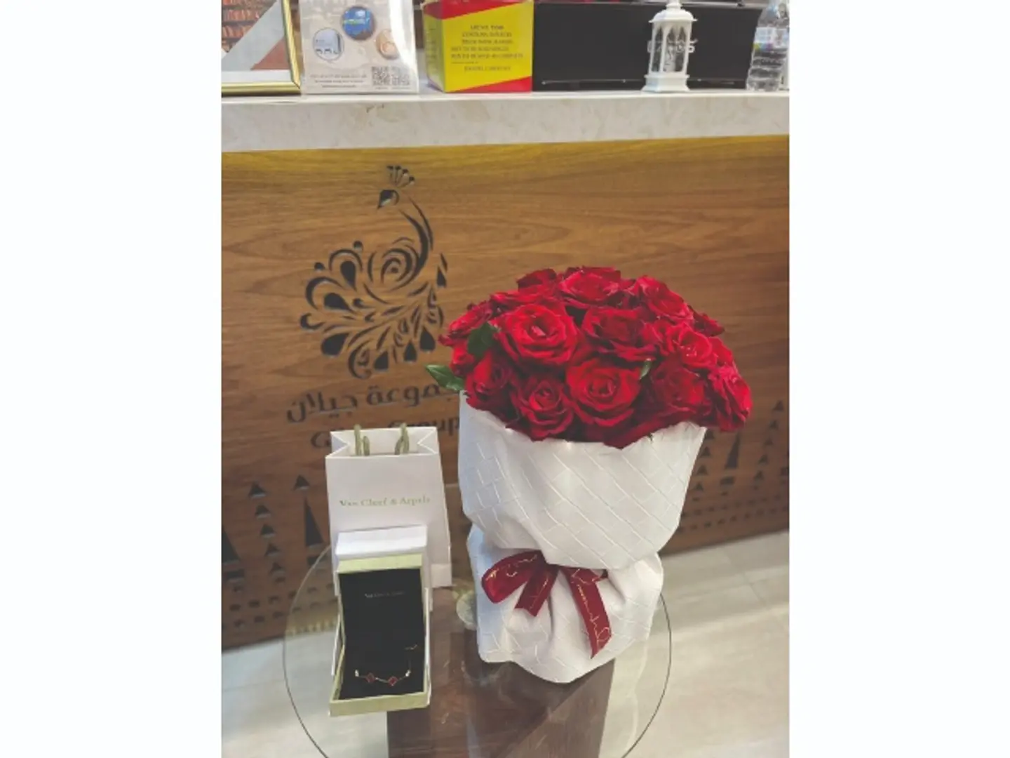 ورد طبيعي مع اسوارة فان كليف