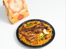 نصف حبة دجاج فحم مع أرز بخاري
