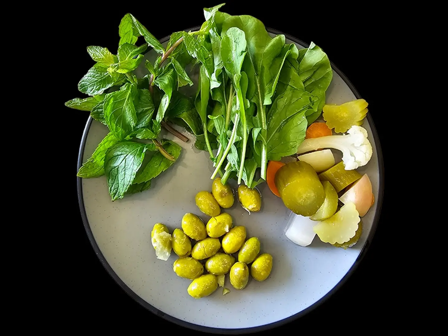 مخلل وزيتون أخضر ونعنع