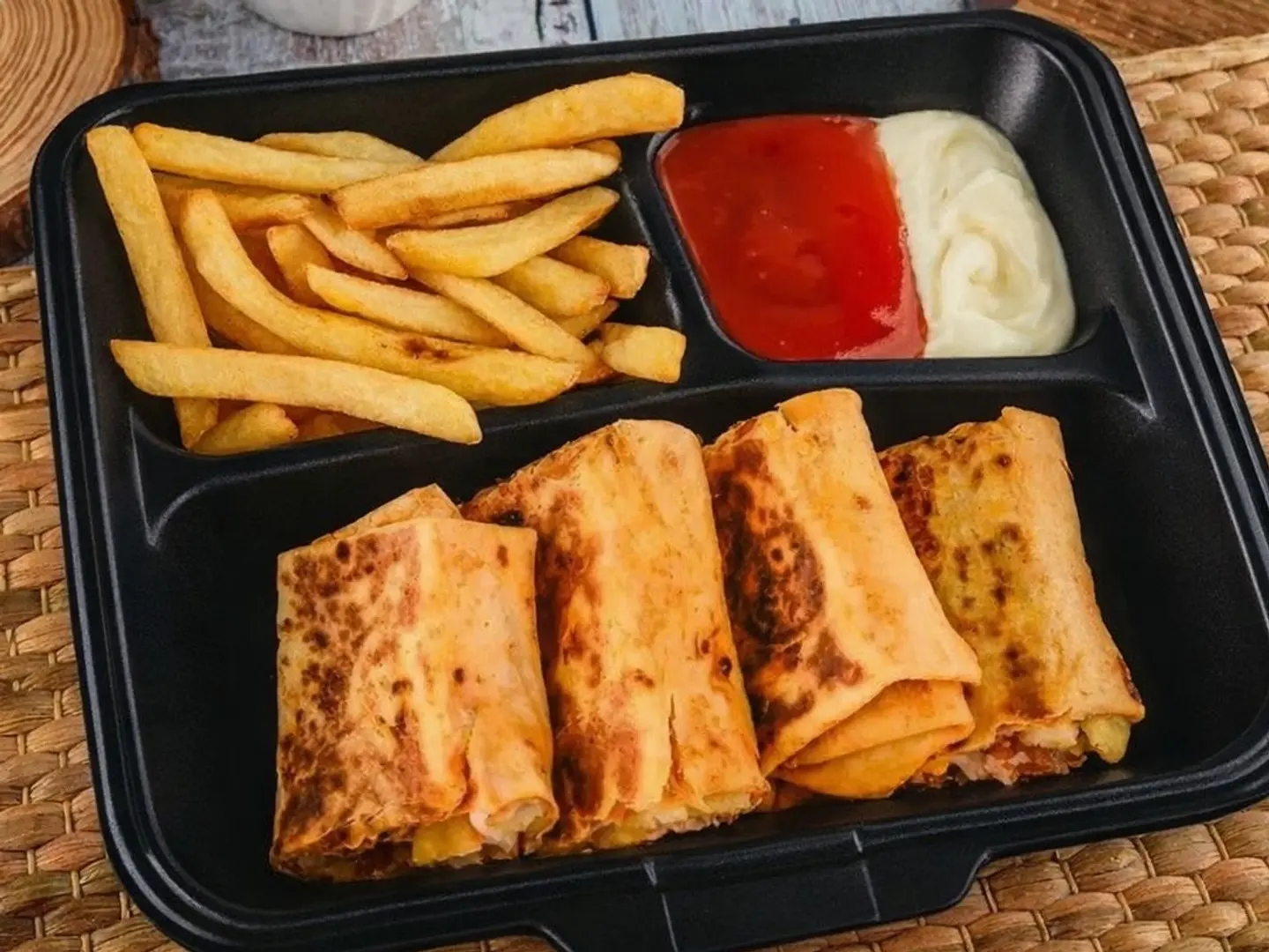 صحن عربي صغير بالخبز الأحمر