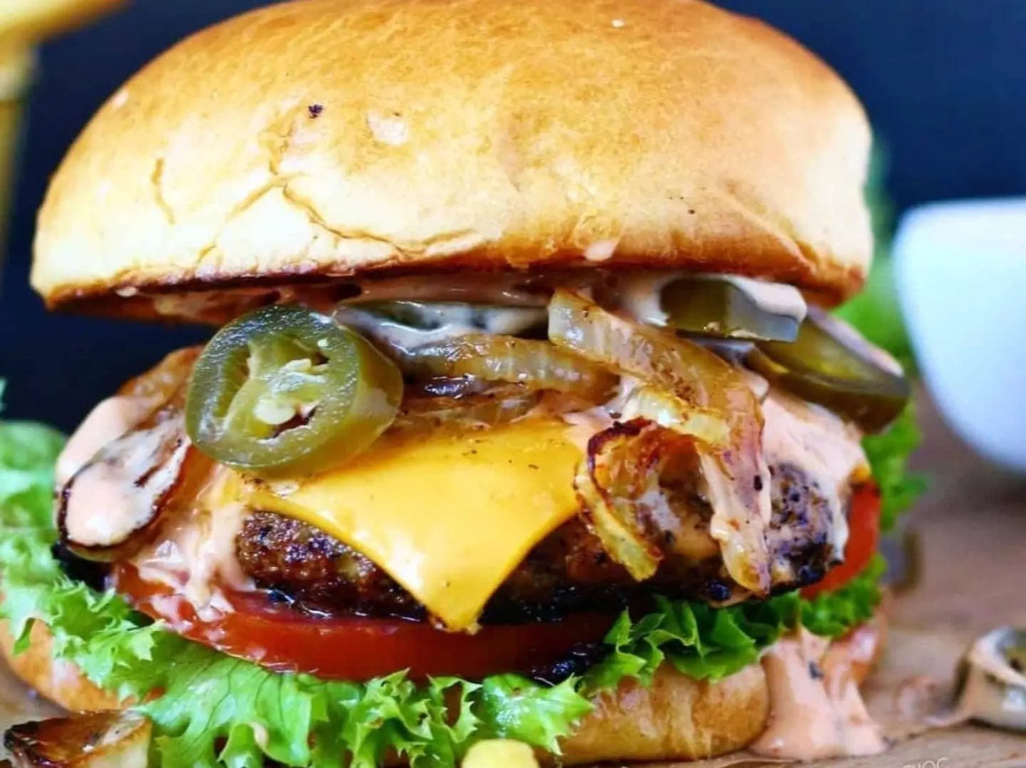 برجر جلابينو دجاج أو لحم بقر مشوي مع البطاطس المقلية