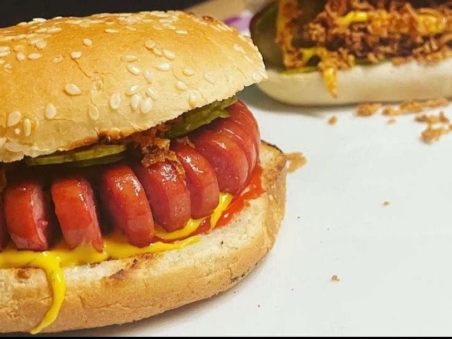 برجر نقانق-مع البطاطس المقلية