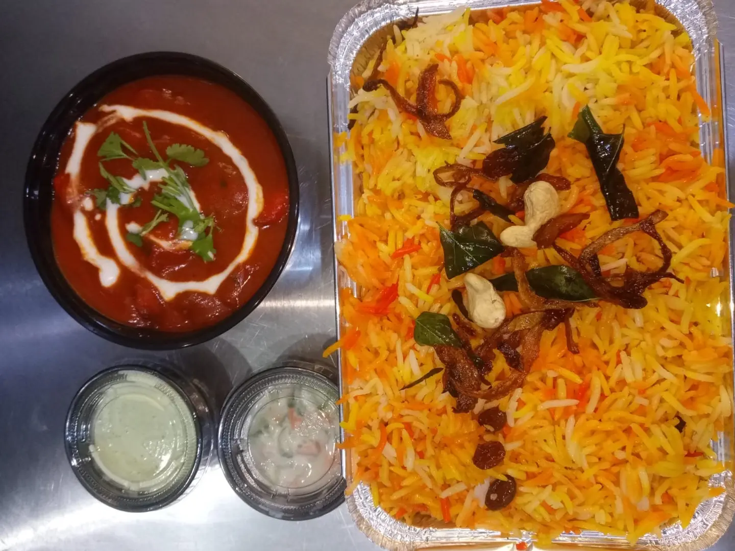 وجبة رز برياني مع دجاج مسالا