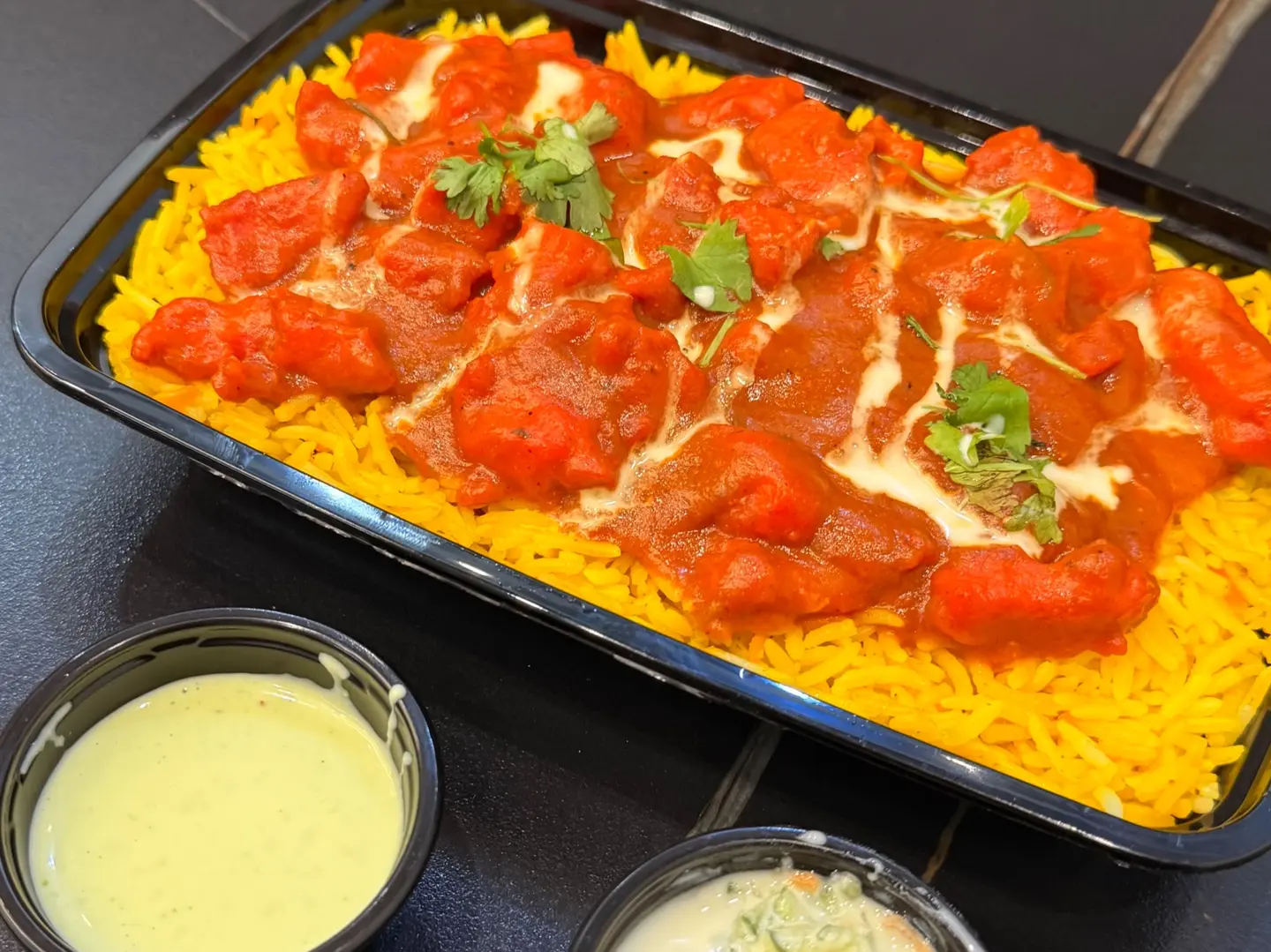 رز برياني مع دجاج مسالا و سلطة لبن و ثوم