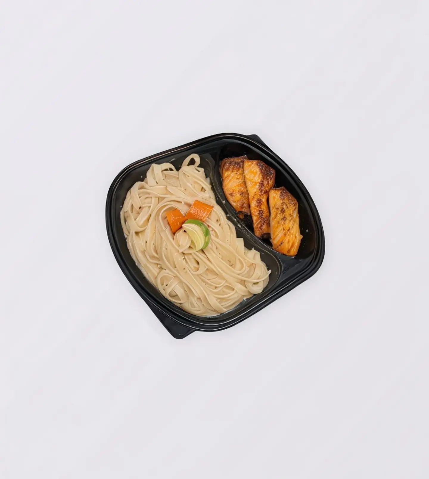 فوتتشيني بالسلمون والكريمة