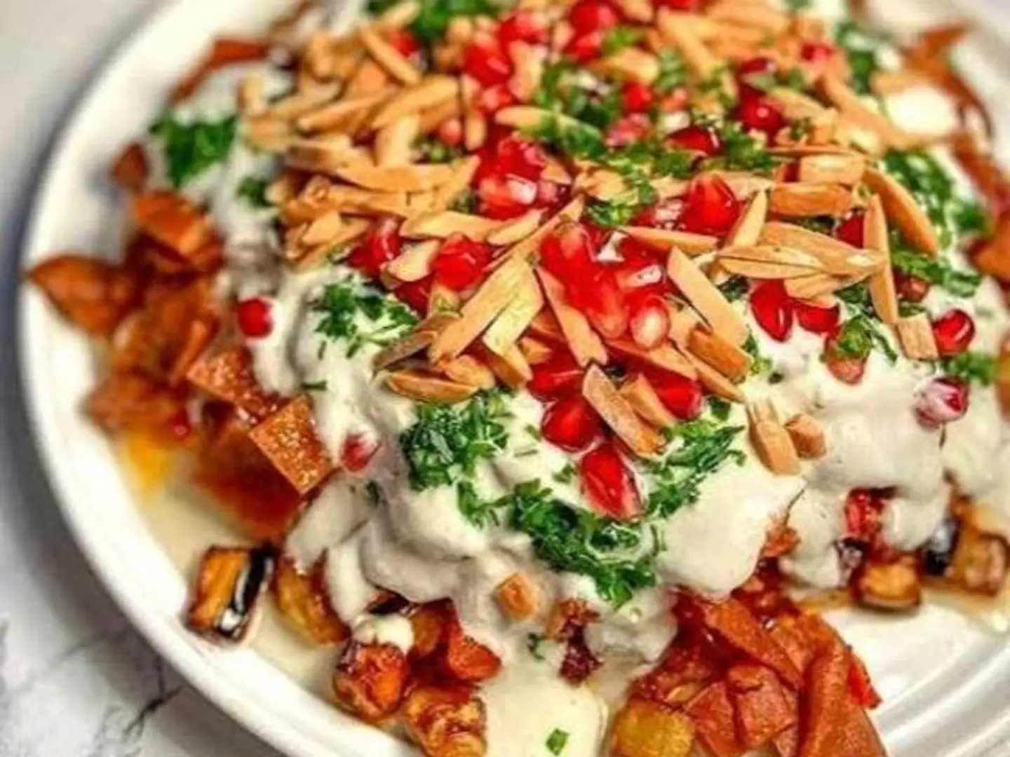 فتة الحمص الشاميه بالمكسرات والرمان