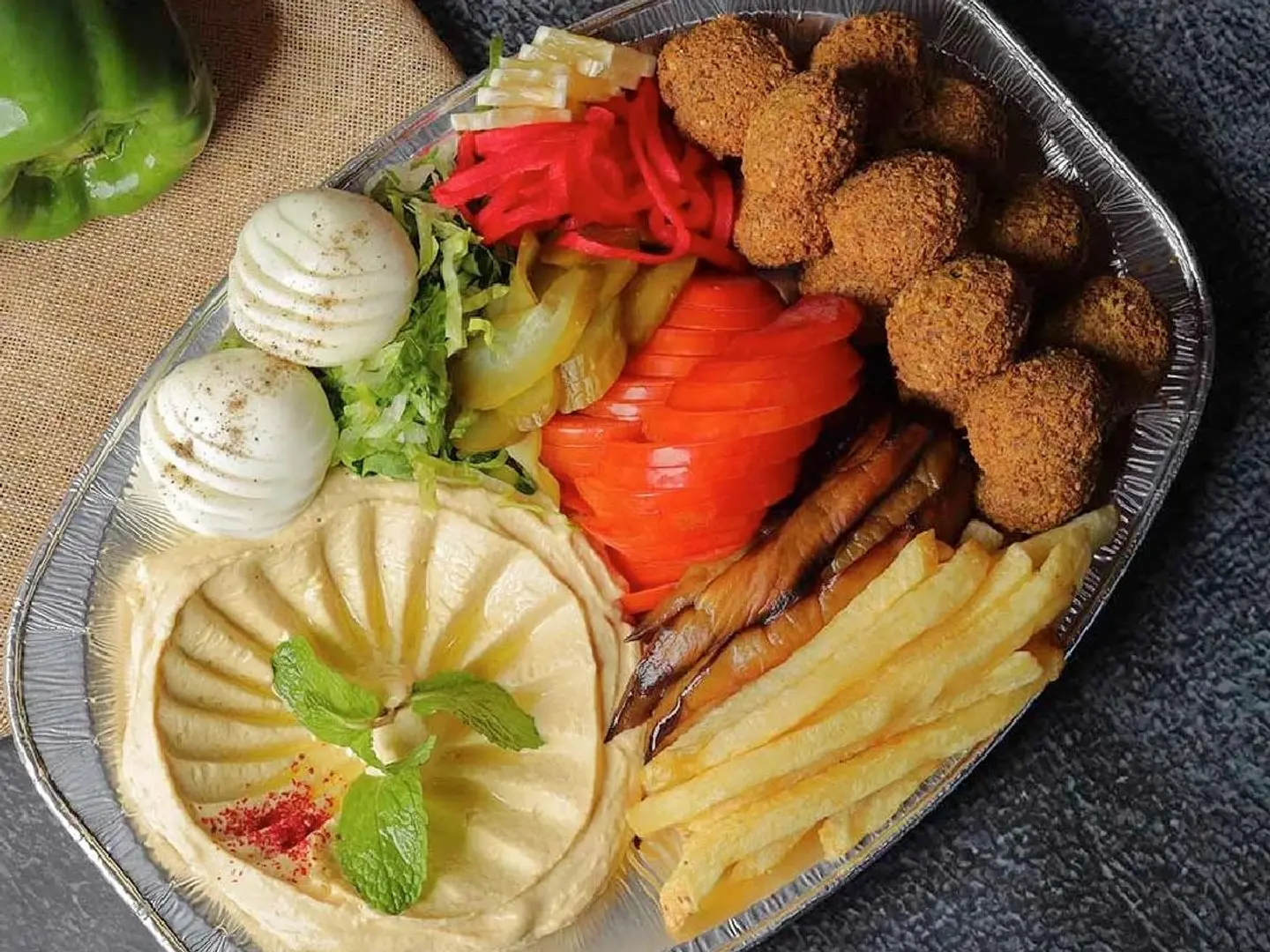 صحن فلافل وسط