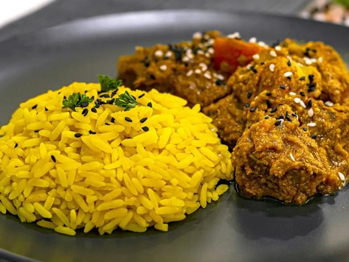 أرز أصفر وكاري لحم بقري