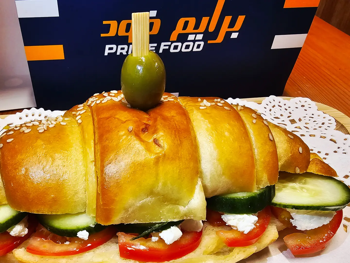 وجبة كرواسون جبنة ابيض بالخضار