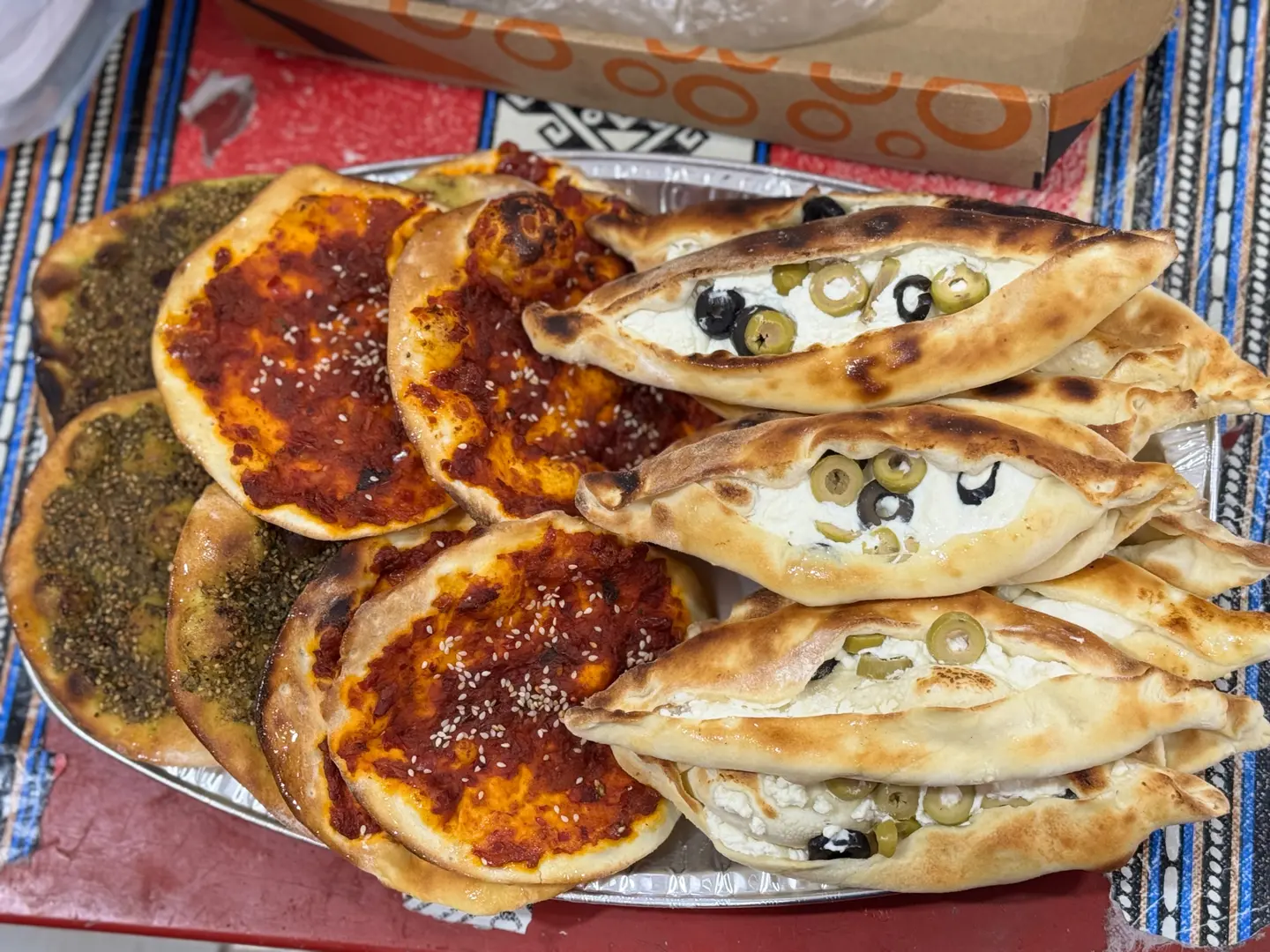 صحن فطاير وسط