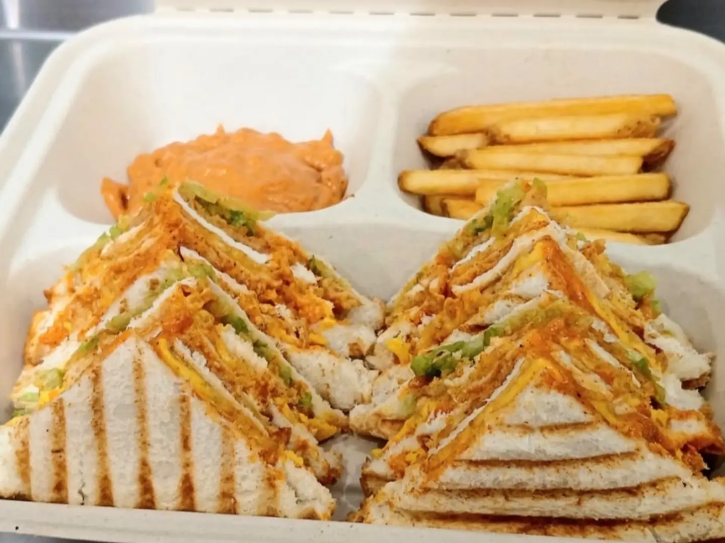 كلوب ساندوتش مع كولا