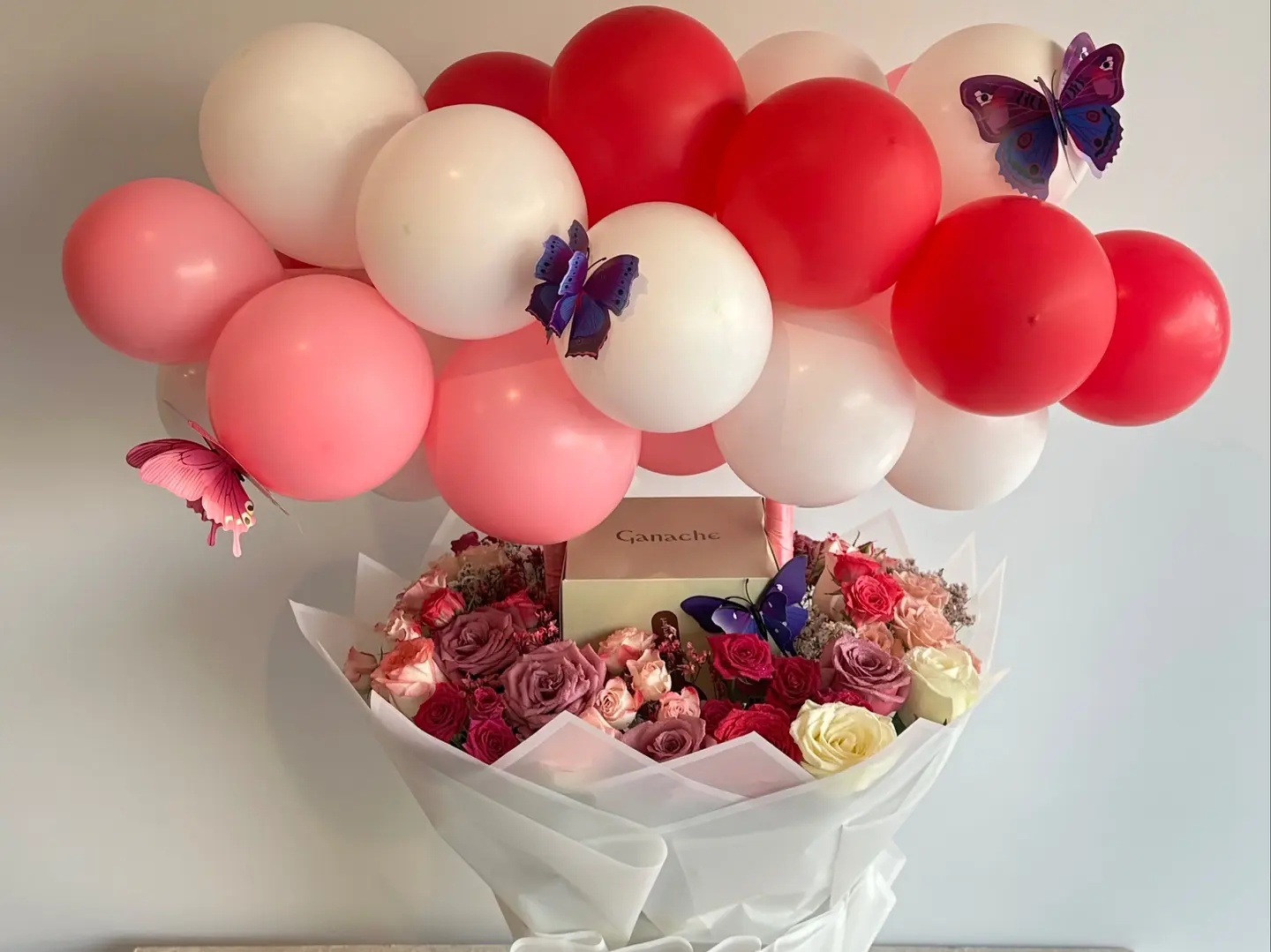 باقة ألوان الفرح مع كيك جاناش الفراولة والتوت