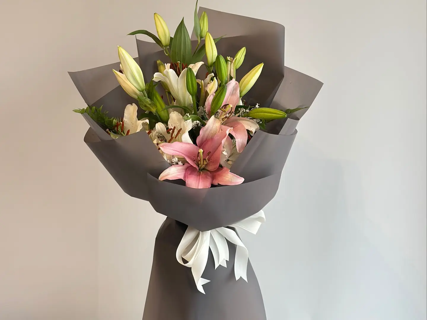 باقة أزهار الليليوم الفاخرة
