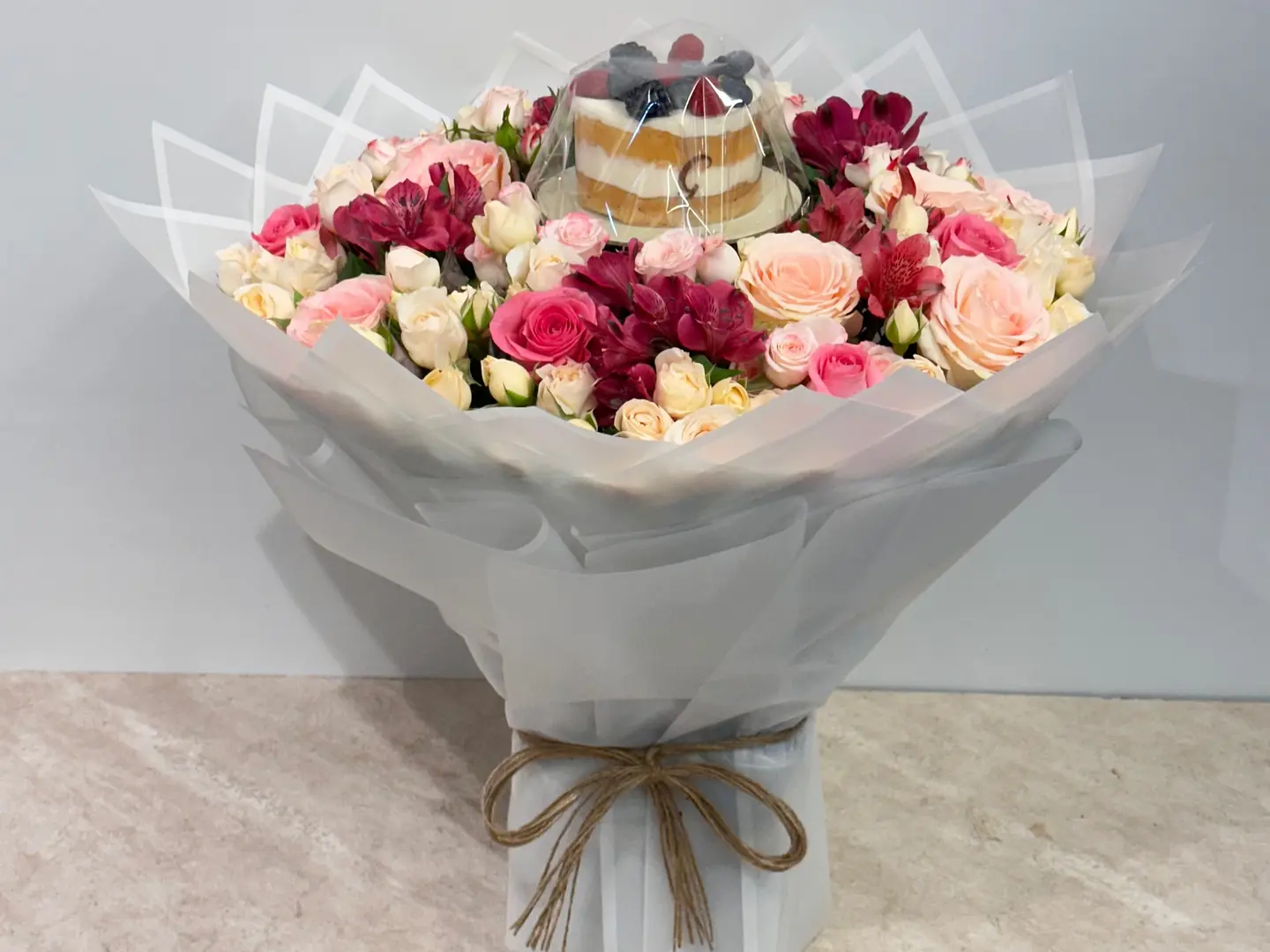 باقة الفراشات والكيكة سحر التوت والفراشات