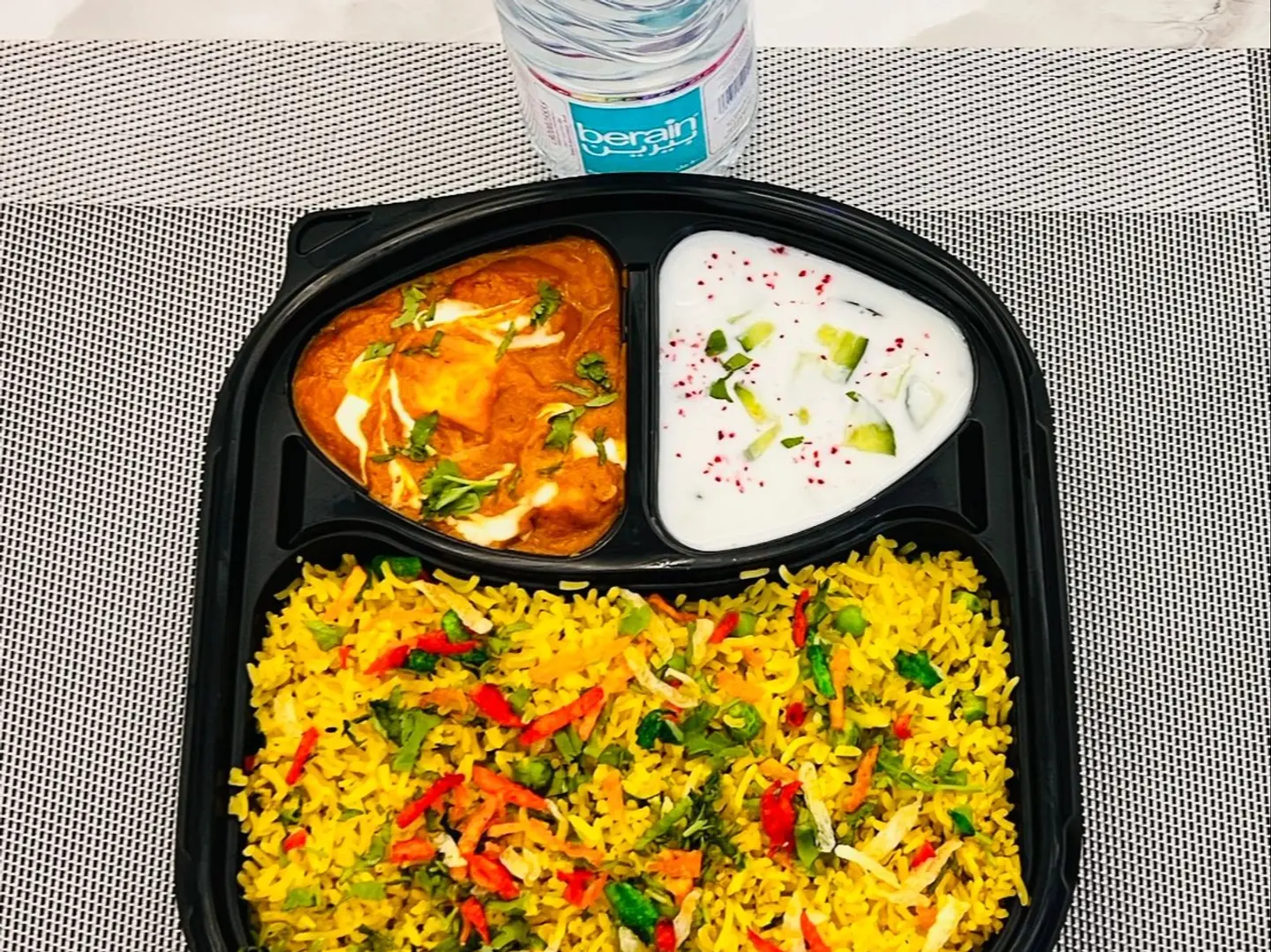 بانير ماسالا مع ماتار بولاو (وجبة نباتية)