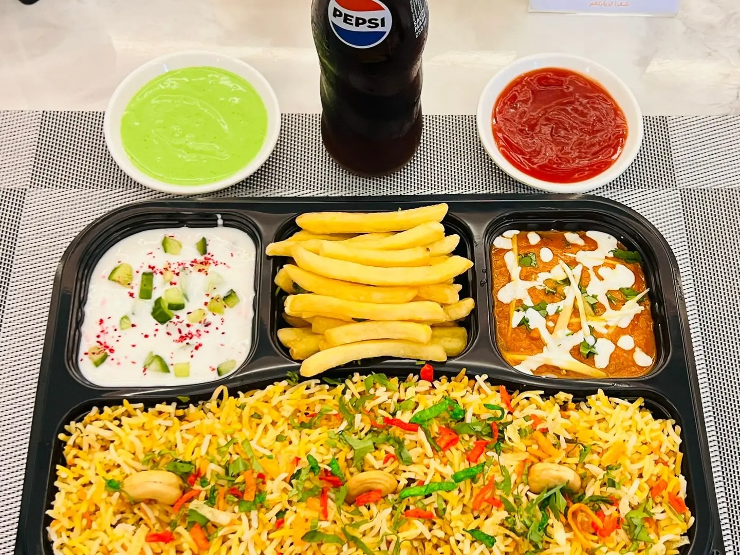 وجبة برياني تكا ماسالا مع بطاطا مقلية وبيبسي