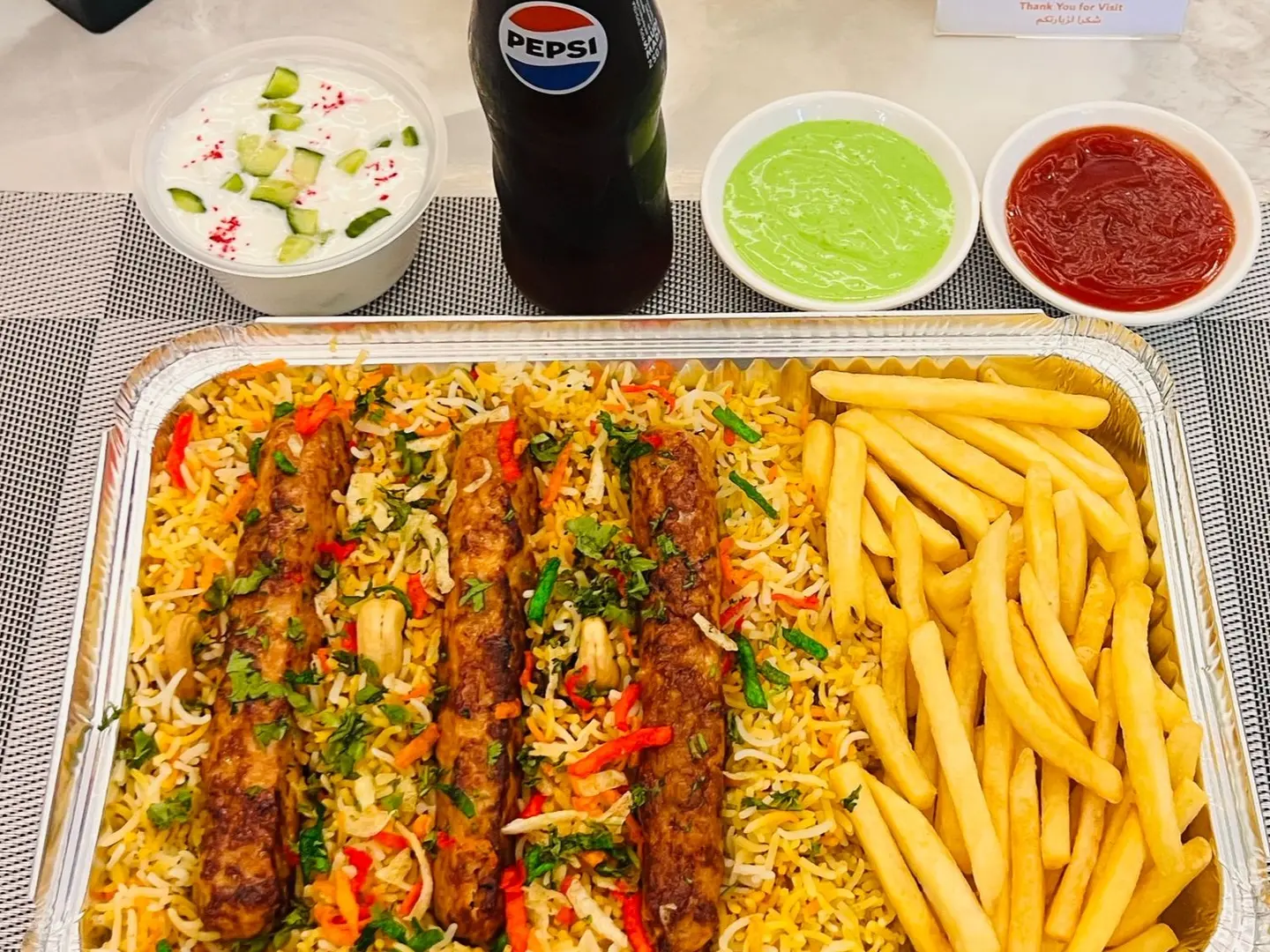 وجبة كباب برياني مع مشروبات غازية