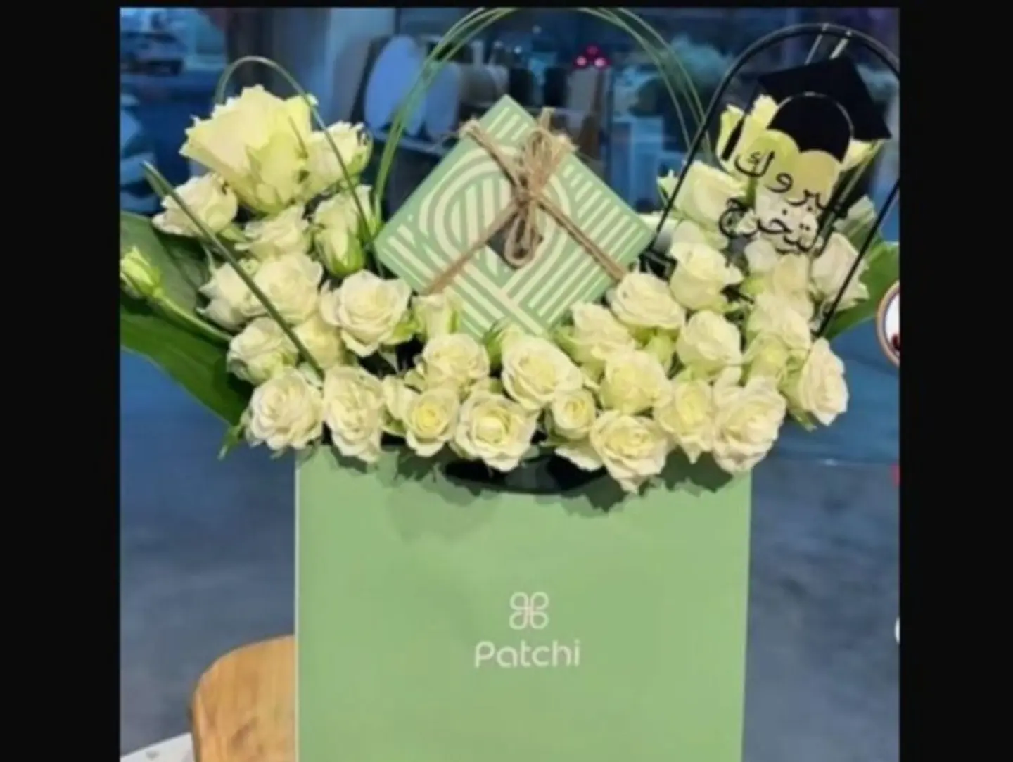 باتشي مع ورد ابيض للتخرج