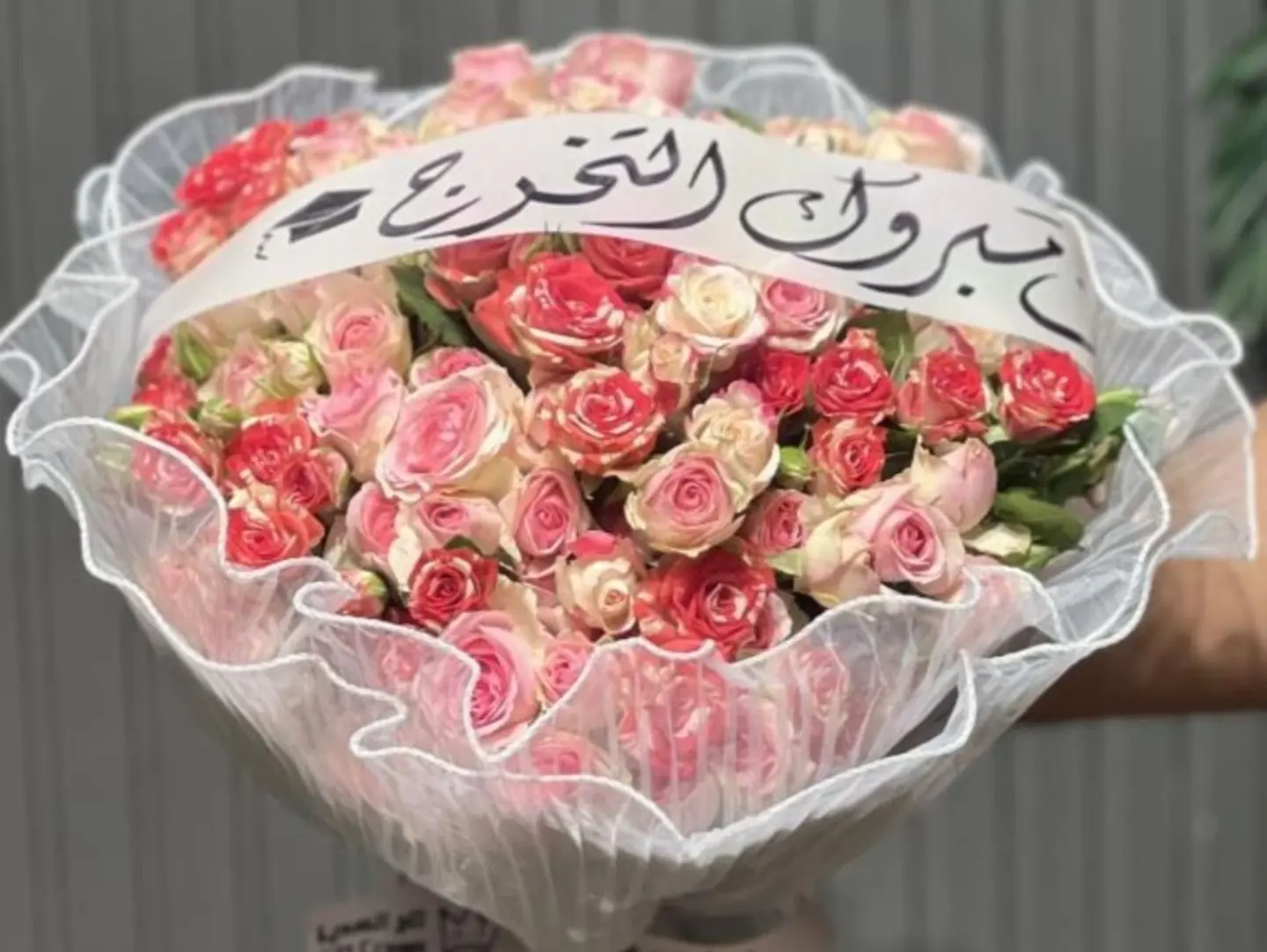 باقة التخرج يبي جوري غلاف دانتيل ابيض