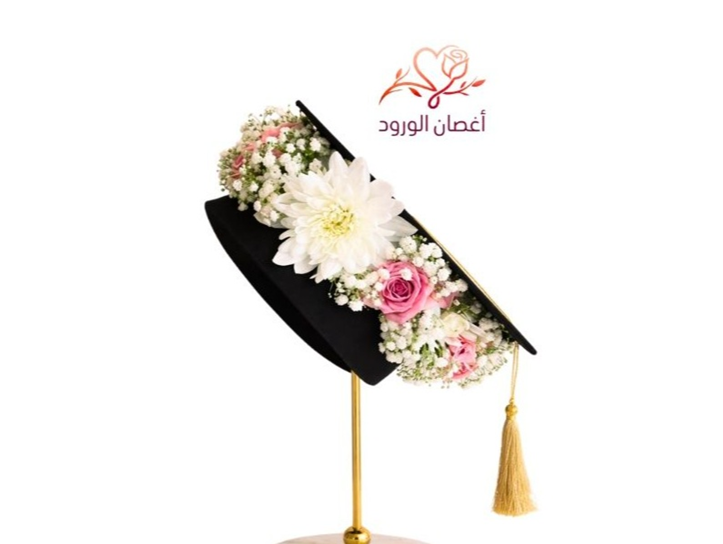قبعة الخريجة الجميلة